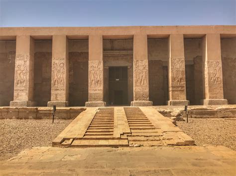 ¡Sumérgete en la Historia con el Templo de Seti I en Abydos! Un Viaje al Pasado Egipcio lleno de Misterio y Belleza