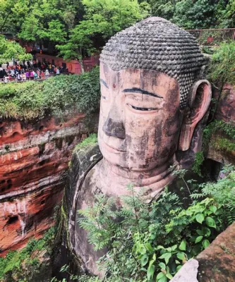 ¡Sumérgete en la historia y majestuosidad del Buda Gigante de Leshan!