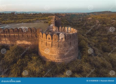  El Fuerte Rohtas: Una Fortaleza Medieval Impresionante en lo Alto de una Montaña