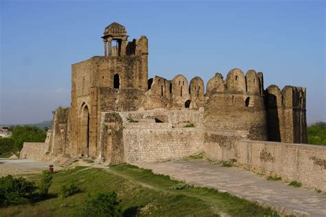  El Rohtas Fort: Un viaje a través del tiempo y un monumento a la magnificencia mogol