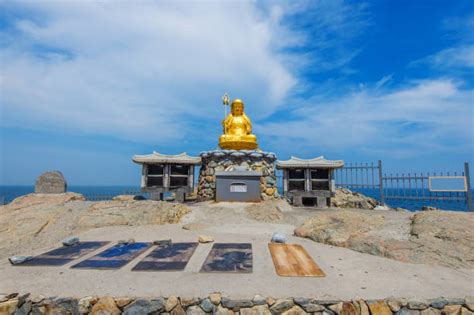  ¿Conoces la magia del Templo de los Tres Santos en Dingxi? Un viaje a través del tiempo y la espiritualidad!