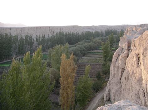 ¡El Oasis de Jiaohe: Un viaje en el tiempo a través de las dunas del desierto!